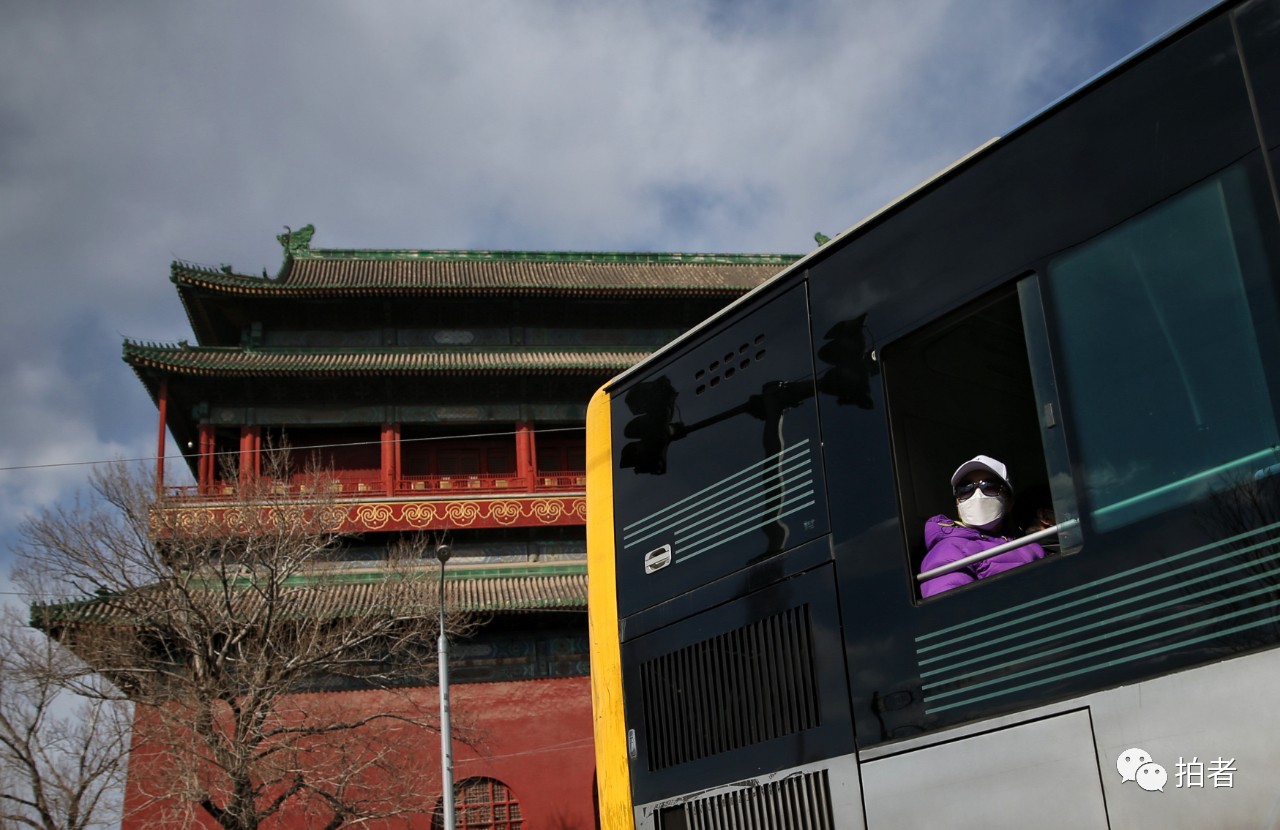 3月1日,地安門外大街,一位乘客坐著公交車經過鼓樓.