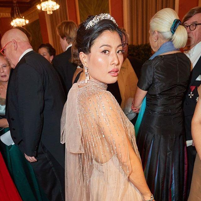 她的母亲是哇集拉隆功最爱的第二任妻子,那位传说中是泰国最漂亮女