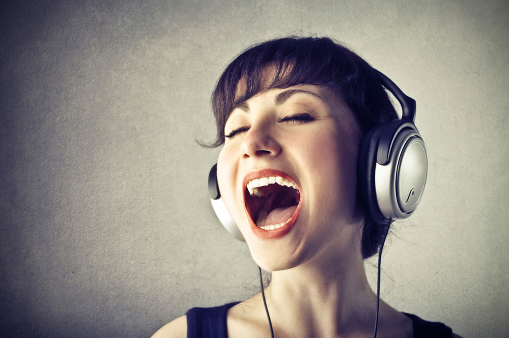 2,为宝宝唱歌于是,这位孕妇立即一边用手轻轻爱抚胎儿,一边温柔的向