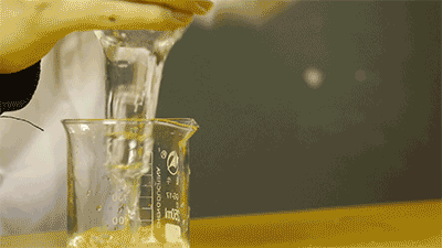 亲子科学小实验水杯里的水突然就倒不进去了水被无形的力量压住了快