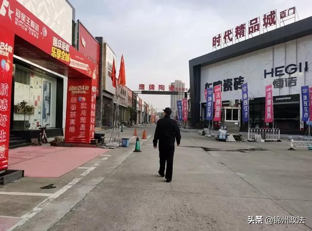 3月11日,汉西建材市场,杨明强在空无一人的市场内巡查