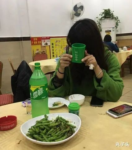 女友出差发来一张自拍照网友说我被绿了哈哈哈哈这真是太惨了