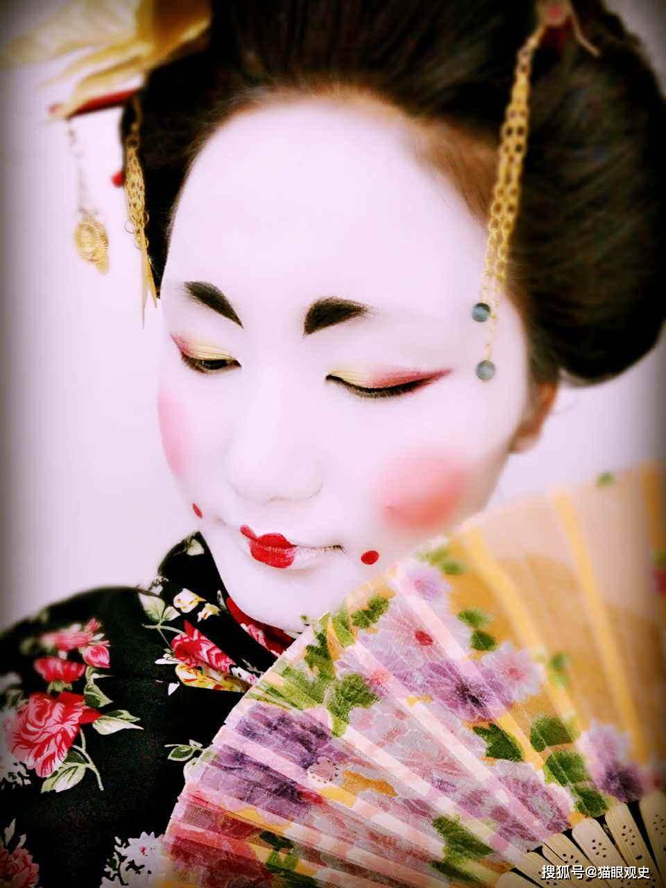 古代日本女性,为何将脸涂白,牙齿染黑,眉毛剃掉?原因难以置信