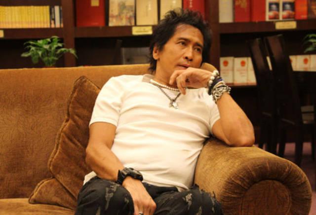 60岁齐秦近照曝光,穿着朴素无星范儿,头发稀疏尽显老态