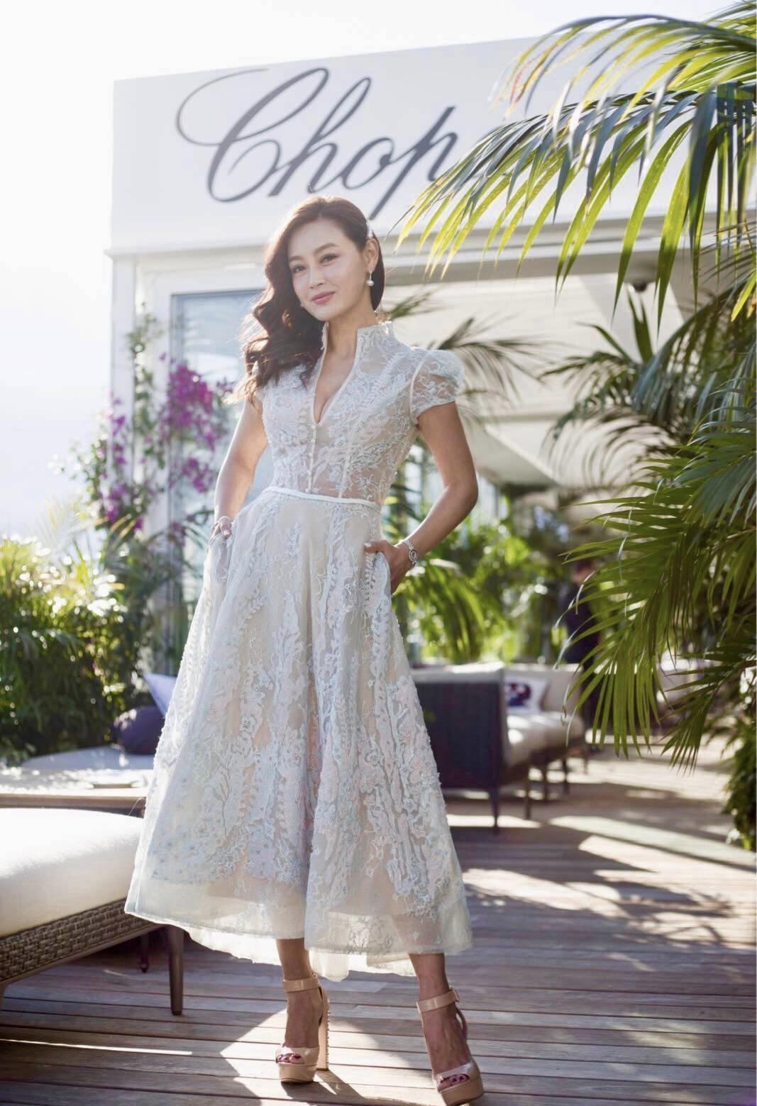 原创詹小楠真的敢穿身穿玫红色连衣裙走红毯明艳动人风情万种