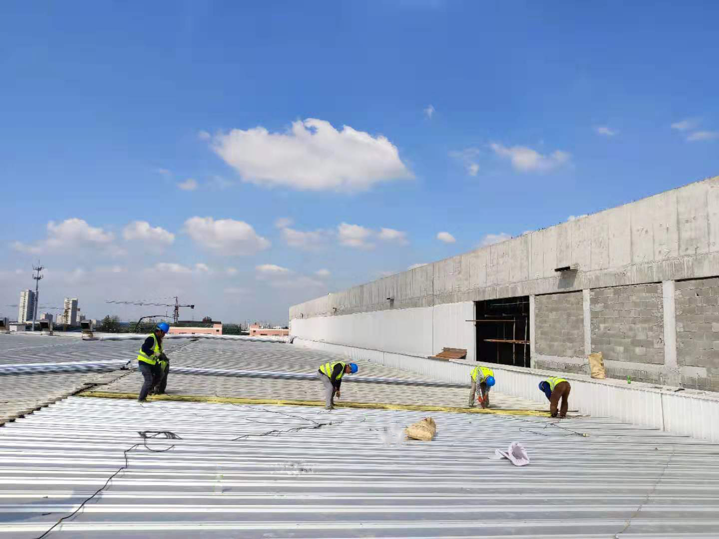 在雨季换瓦时需要注意施工的工艺,才能做好一个彩钢板屋面