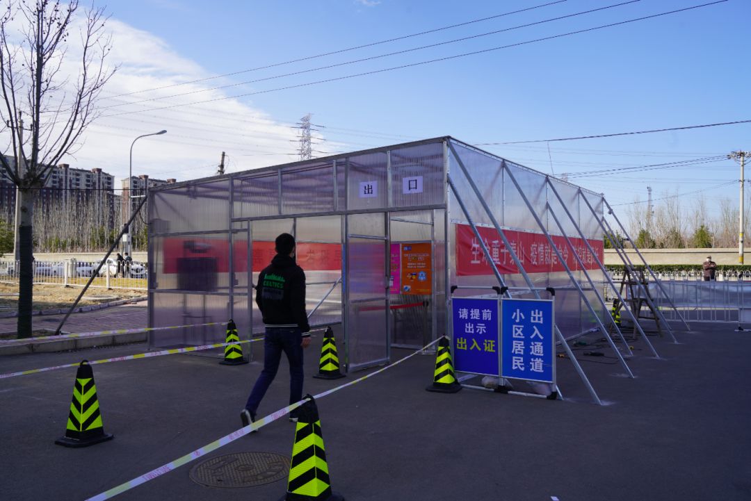 测温仪安置在一座崭新的阳光棚内,占地大约60平米,分为入口通道和出口