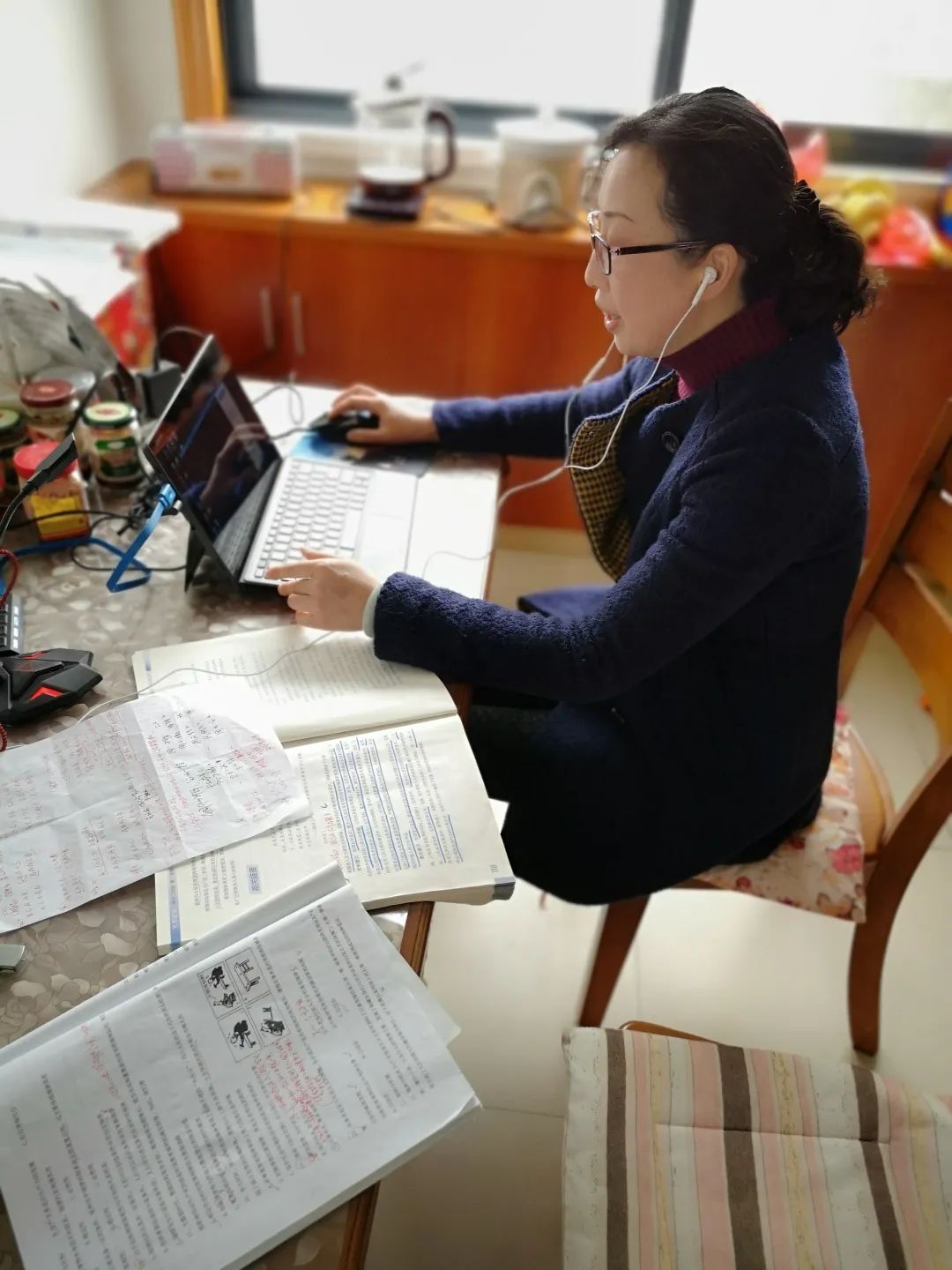 抗击疫情与爱同行金山中学庆妇女节活动报道