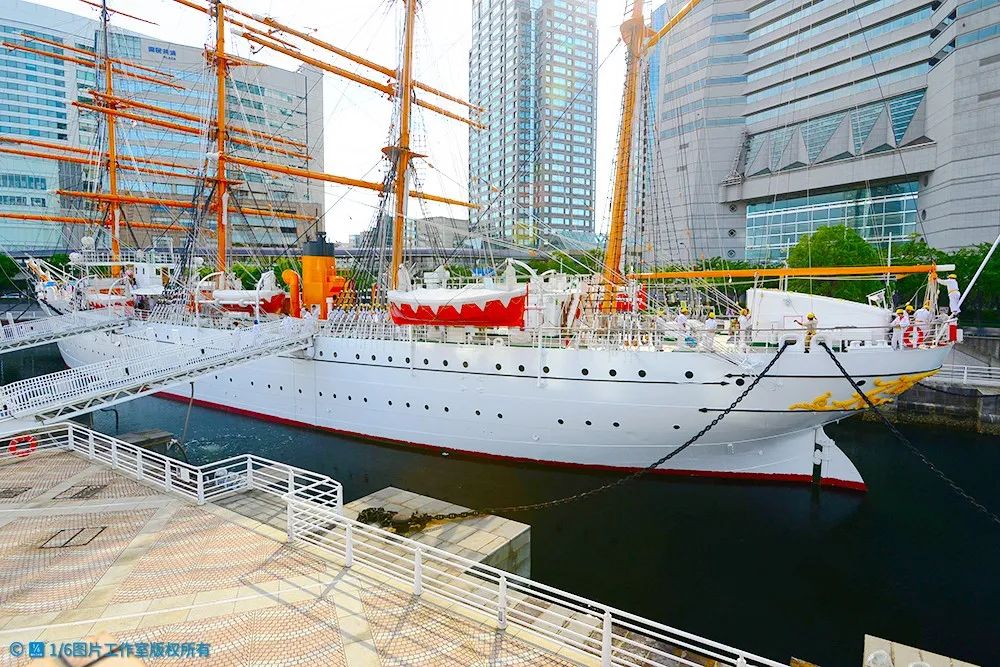 作为户外的博物馆功能,则是停泊在博物馆前港池内的日本丸号大帆船.