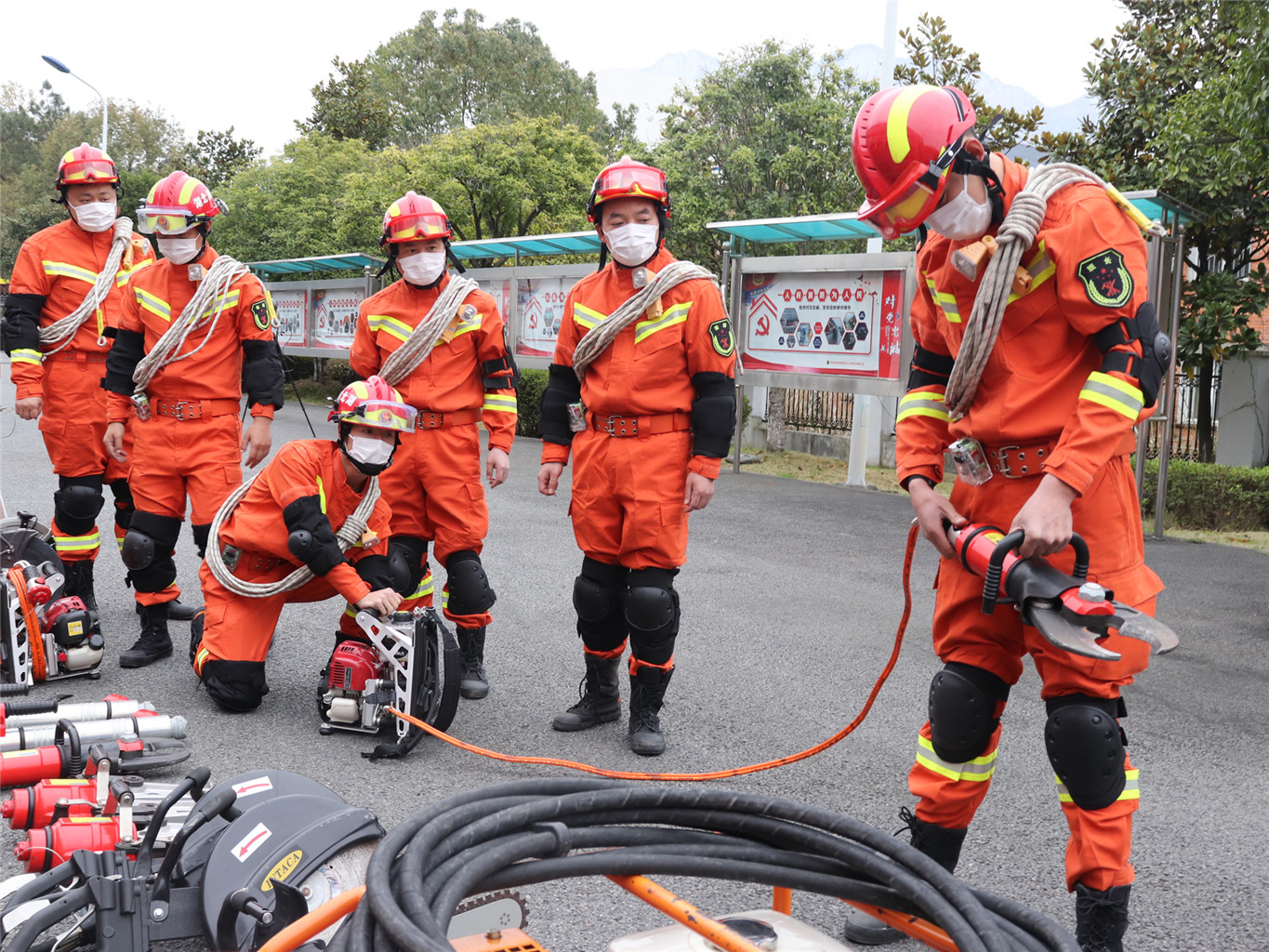 地震救援隊,共計130名指戰員,12臺消防救援車輛,2500餘件套器材裝備