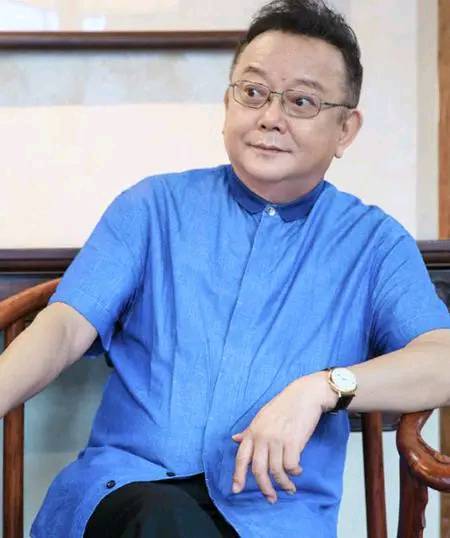 王刚儿子和孙子同岁,开始安享生活,为妻子每月开销上百万