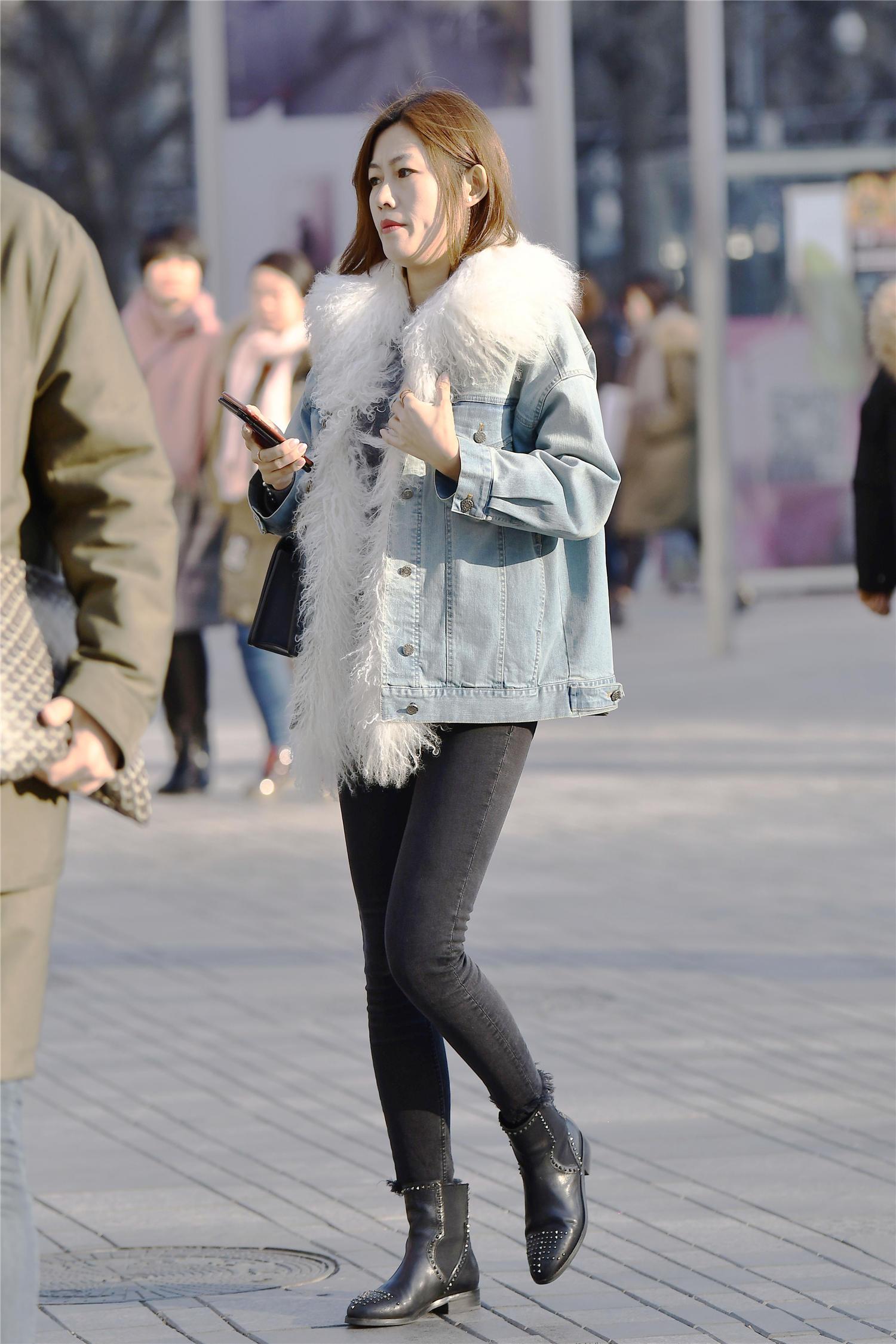 春天穿着紧身裤展现曲线美也展现出时尚美女的自信