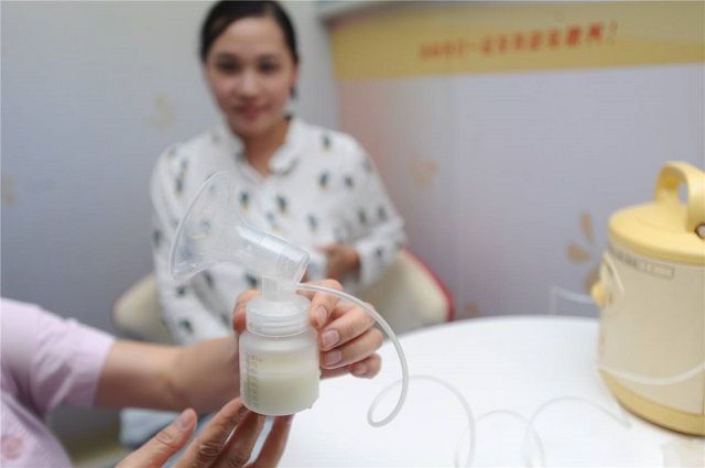 大人吮吸能力还比小孩强,堵奶情况自然就会消失,宝妈想着婆婆毕竟也是