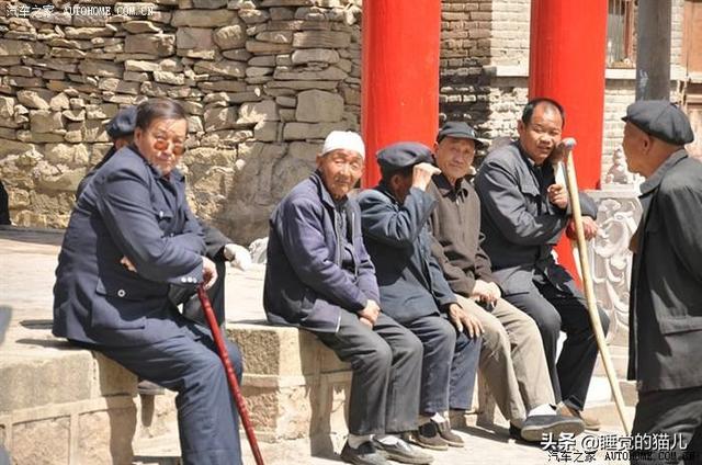 墙根那些晒太阳的老人们