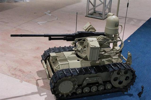 美"魔爪"军用机器人"天王星9"发射"突击"反坦克导弹"伴侣"战斗机器人