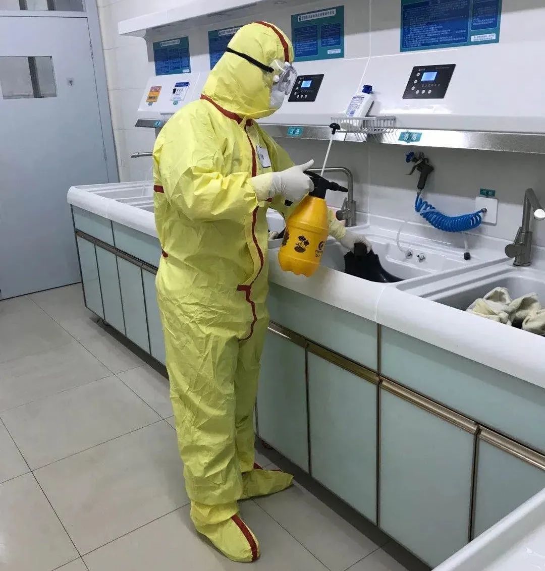 长沙战"疫"|icu科室的"消毒战士",筑起一道安全防护墙