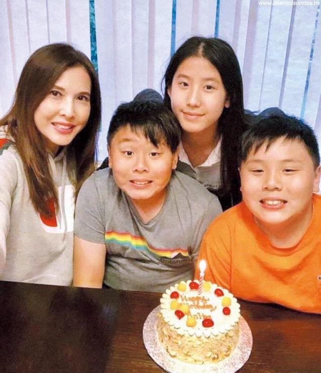 03年李婉华与加拿大籍金融才俊李守正秘密结婚,结婚后便隐退专心照顾
