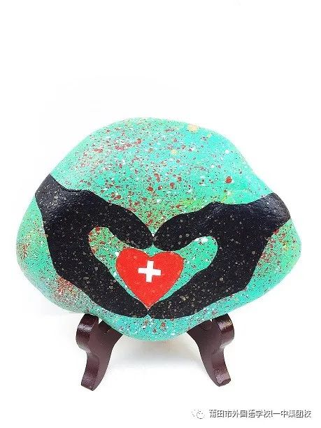 《爱心》《75%的酒精》作者心声:希望通过这些精心创作的石头画作品