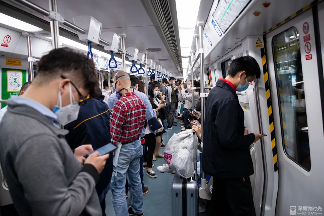 排队400米地铁早晚高峰里那些自律的深圳人