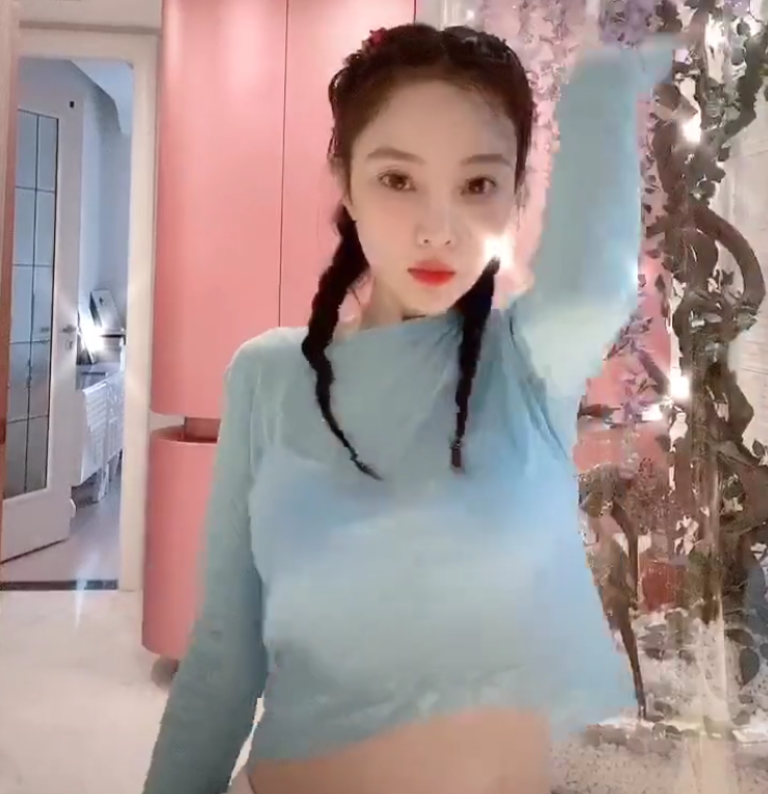 并不是因为李小璐的舞姿有多么的撩人,而是李小璐跳舞时的服装十分的