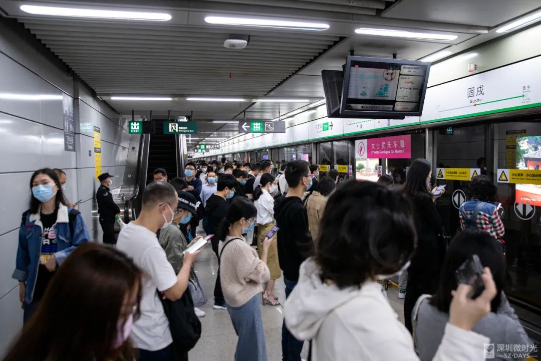 排队400米地铁早晚高峰里那些自律的深圳人
