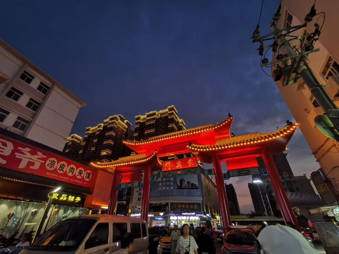 不用一丝怀疑,西大街从东到西,从南至北开着的是数不尽的美食商家