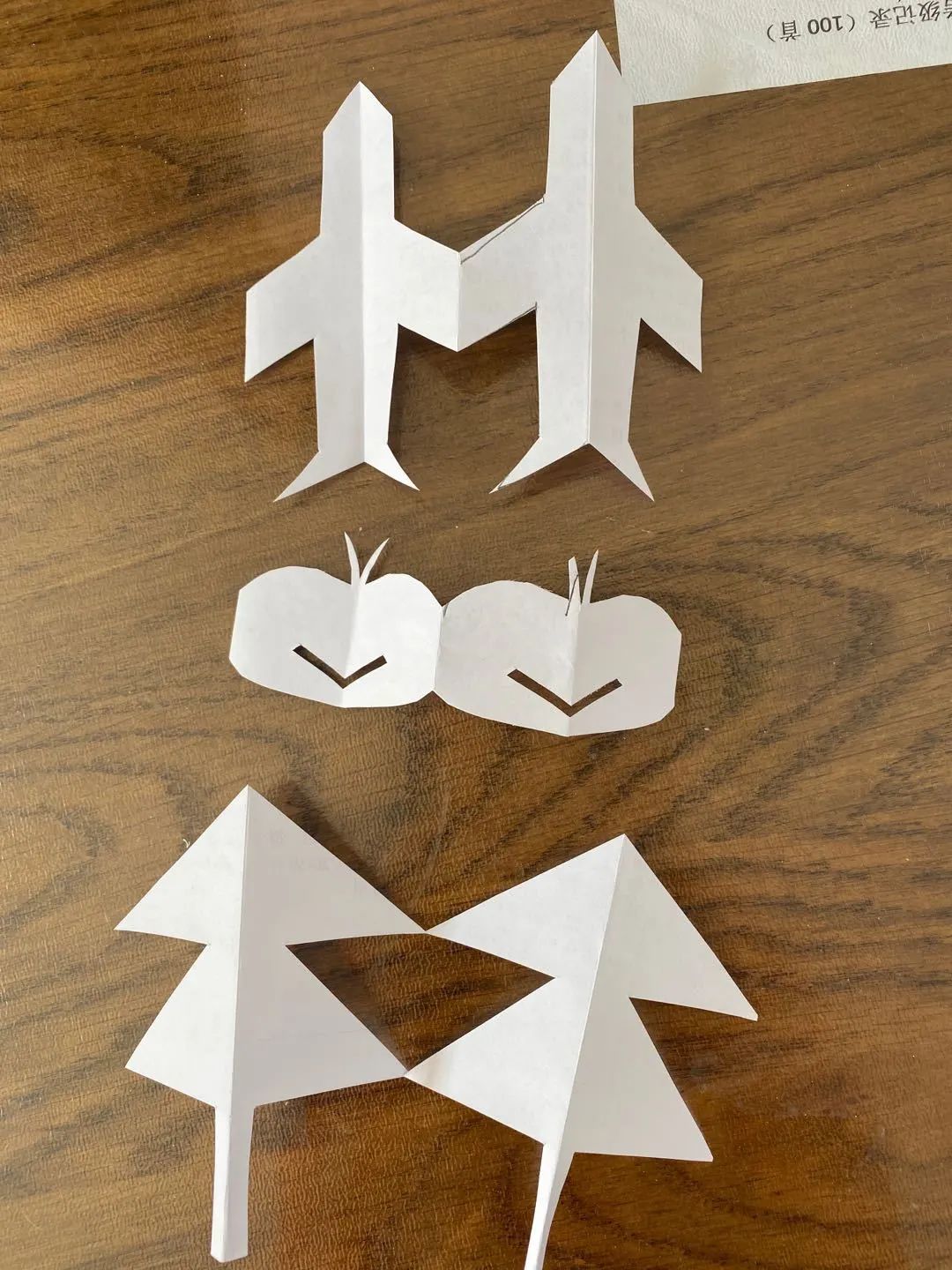 二年级的小同学深刻感悟数学的图形之美,利用轴对称和平移的思想,动手