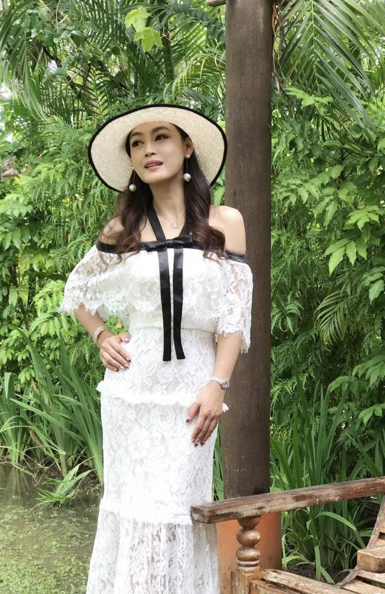 原创詹小楠真的敢穿身穿玫红色连衣裙走红毯明艳动人风情万种