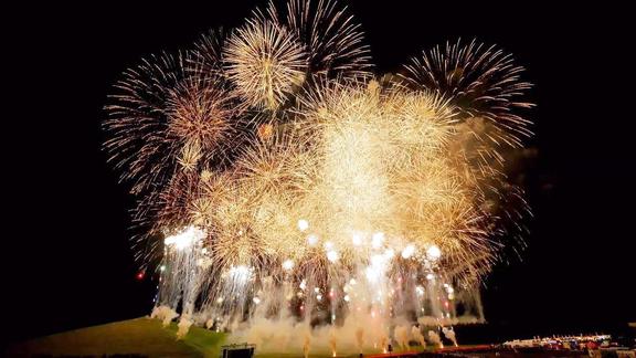 老外用亲人骨灰造烟花怎么想的直接炸了真的好吗