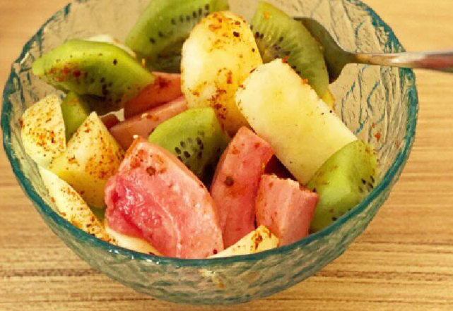 云南特色吃法水果蘸辣椒味酸爽微妙专属春天的味道