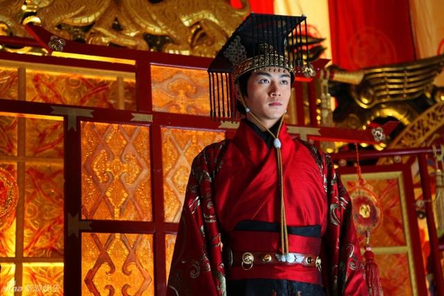 从小就不学无术,凶狠残暴曾多次受到孝武帝的训斥