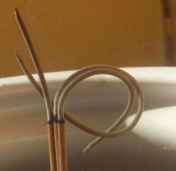 刚刚烧掉沉香的香灰用手背去接,如果有强烈的疼痛感觉,就意味着线香中