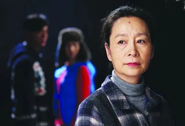 未遇"好丈夫",却成"好妈妈"与周野芒离婚后,奚美娟便开启了单亲生活.