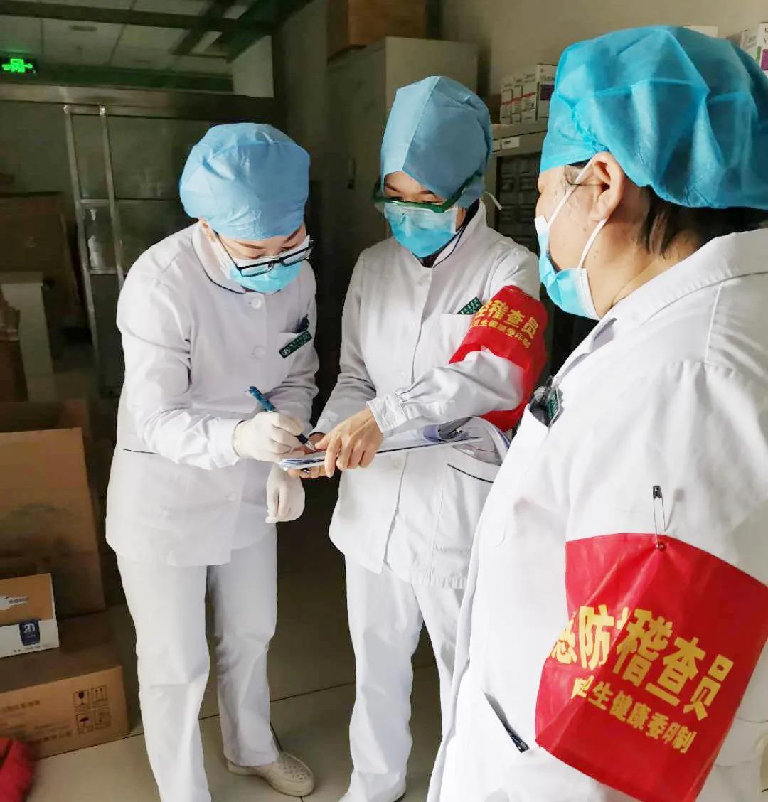 她带领团队每天对发热门诊及预检分诊进行现场检查对