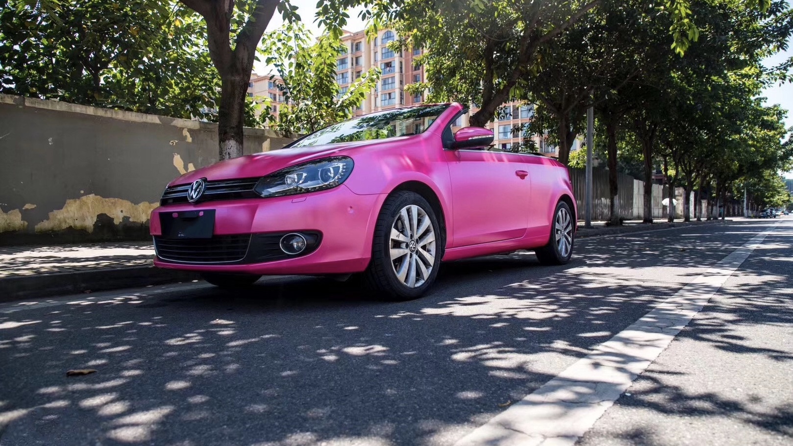 大众高尔夫敞篷电光粉贴膜改色效果图