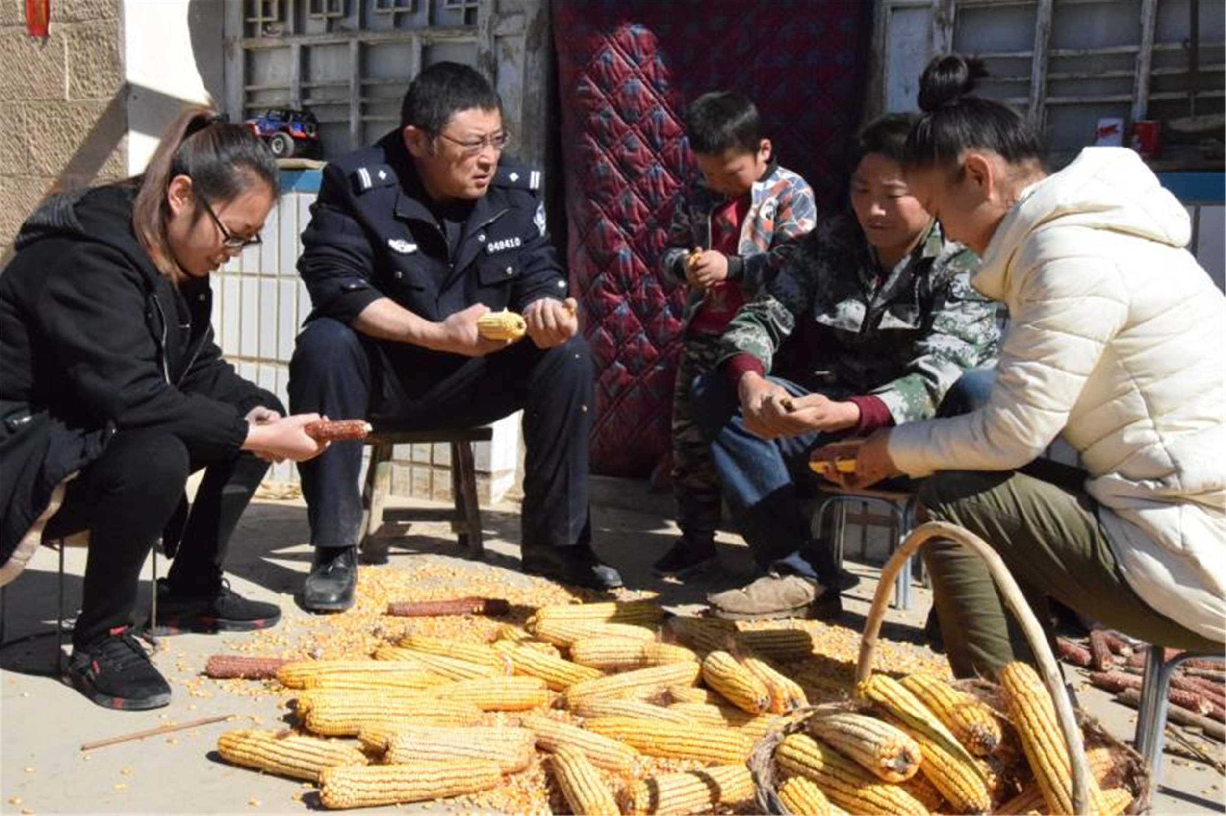 警察第一书记郭鹏程当好群众的领路人扎根基层实扶贫