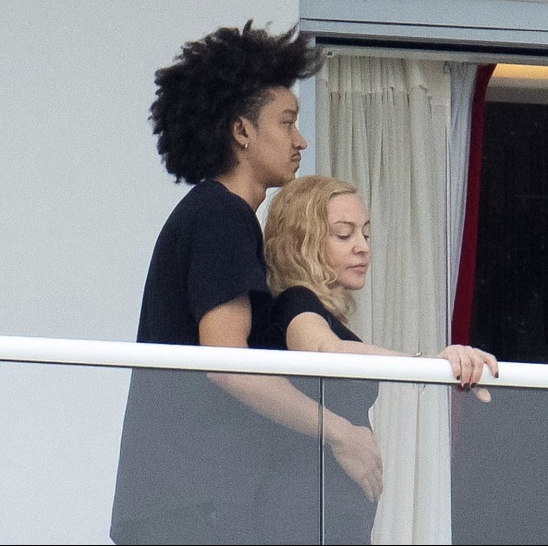 来看看麦当娜永远20岁的男朋友们吧!_jesus