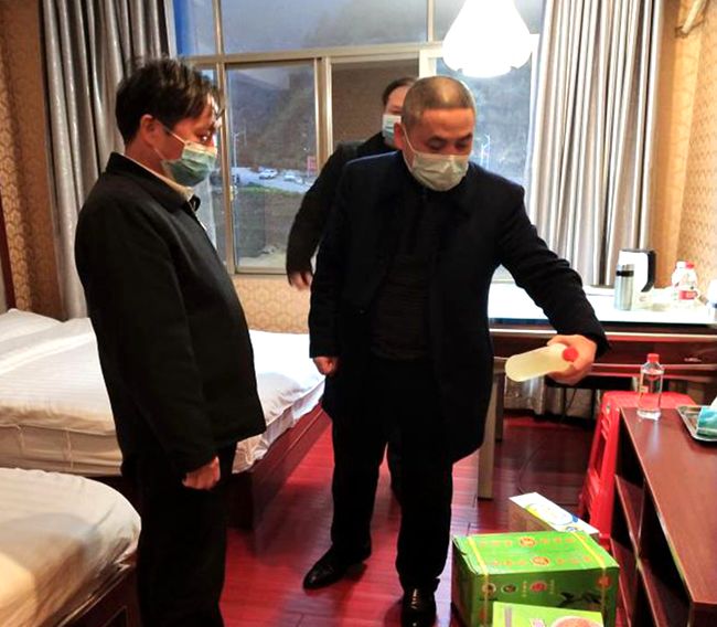 曾杰希对扶贫督查干部提出要求:一是要紧跟当地政府脱贫攻坚步伐,帮助