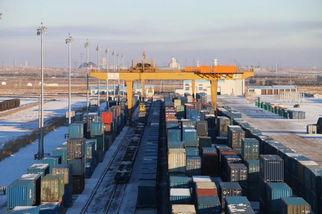 满洲里口岸站中欧班列出境超万车_进出口