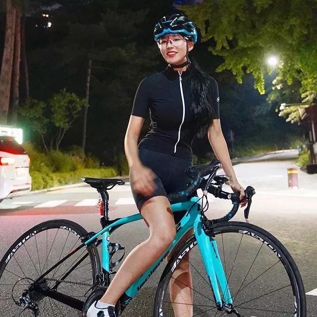 这妹子用性感身材告诉你,骑行塑造真女神