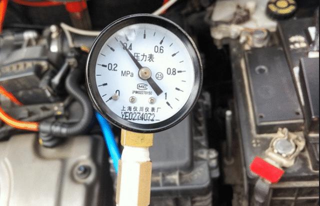 用专业压力表测了一下车的燃油压力:打开点火开关使电动燃油泵运转