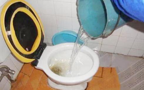 头次见把洗衣机装在马桶上,废水直接冲马桶,省钱还不占地