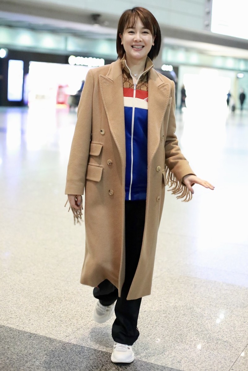 左小青终于高调一回,驼色流苏大衣配运动夹克,短发清爽如少女