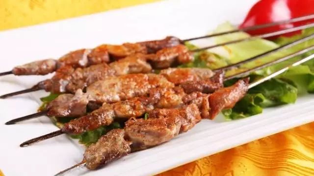 熏马肉在新疆,一定要去吃一次熏马肉,熏马肉,是哈萨克族美食中的一绝