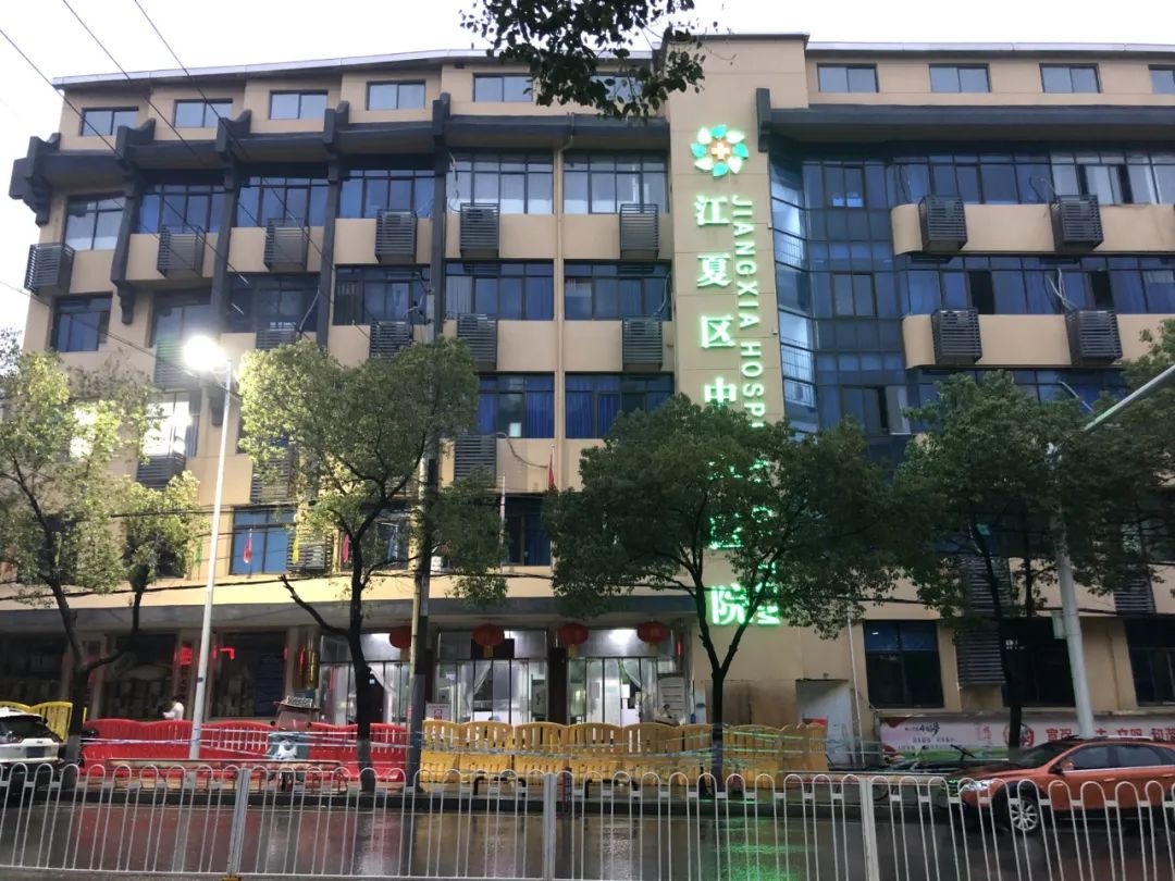 位于武汉市纸坊大街上的江夏区中医医院,距离地铁七号线的终点站已不