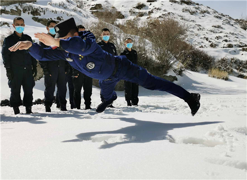 新疆乌恰公安战疫不忘练兵忙