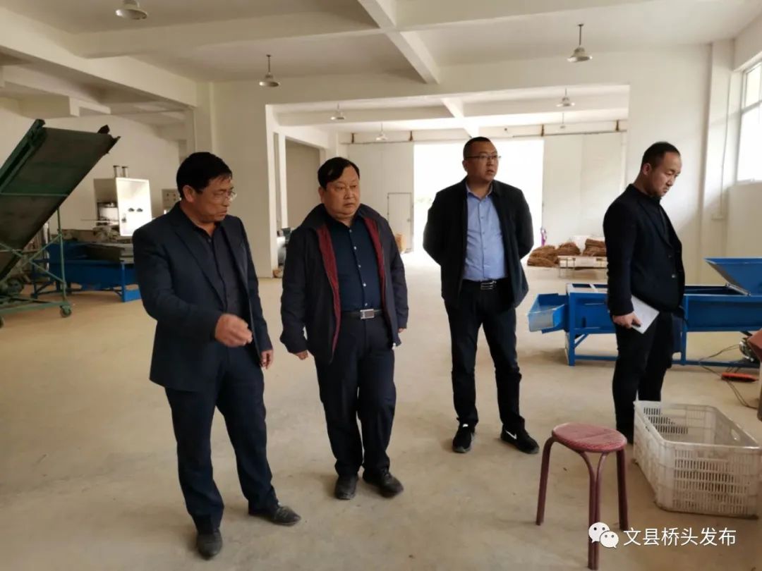在文县任和农副产品有限公司扶贫车间,陈军实地查看了扶贫车间的运营