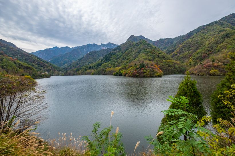 從大峪口進入,首先是大峪水庫.畫面正中間後面那個山就是嘉午臺.