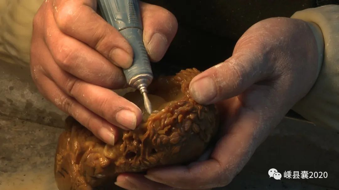 的好玉极为难得,而上好的玉料只有经过玉雕师的精心设计和耐心打磨