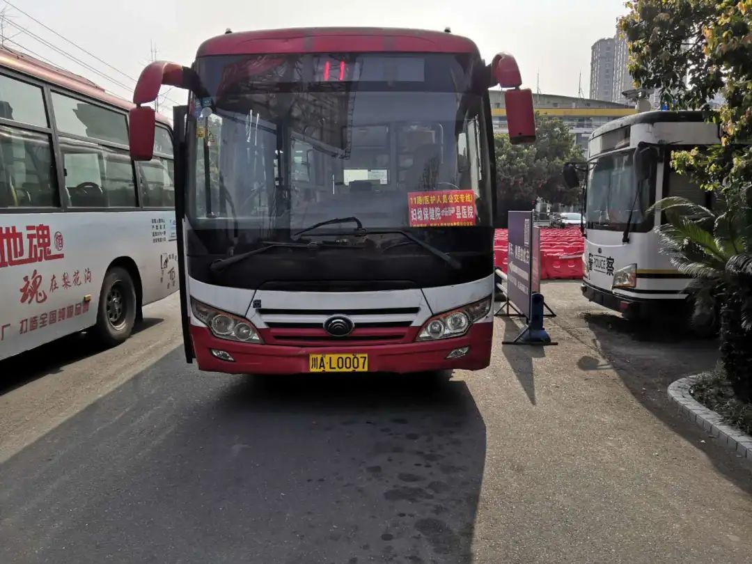 金堂医护人员5条医护公交专线已开通免费坐